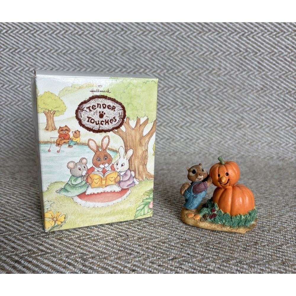 Hallmark Building a Pumpkin Man Tender Touches Chipmunk 1992 Figurine QEC6334